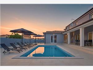 Ubytovanie s bazénom Modrá Istria,Rezervujte  Maasy Od 397 €